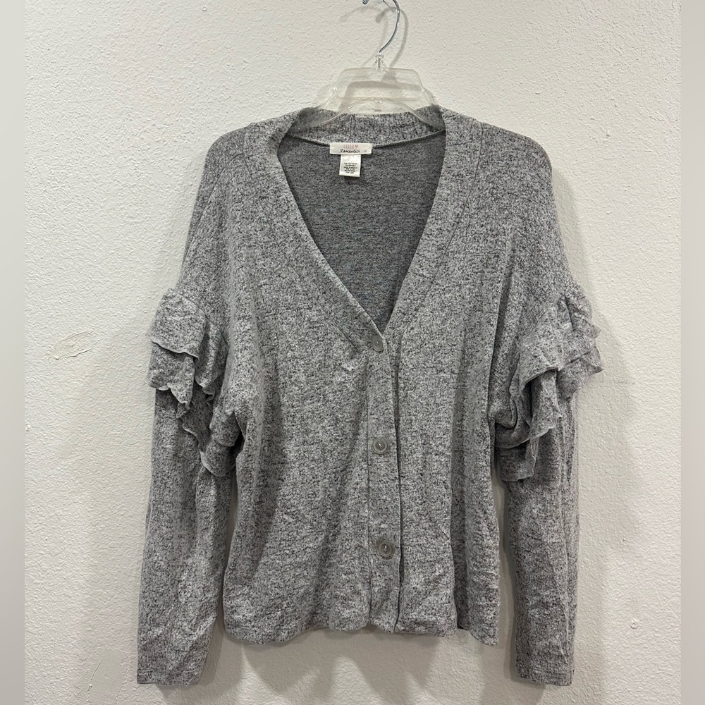 ⭐️ 3/$12 gray ruffle cardigan L